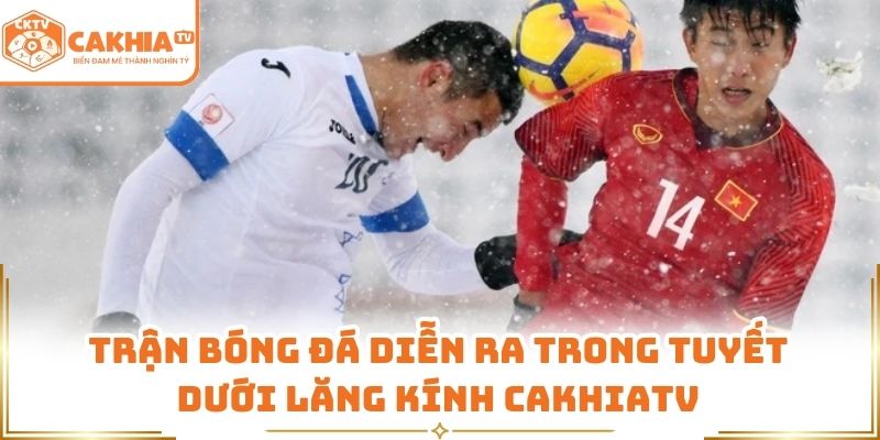 Trận bóng đá diễn ra trong tuyết